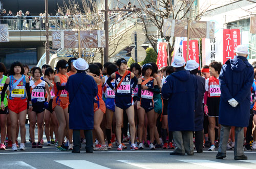 中学生と女子のスタート待機