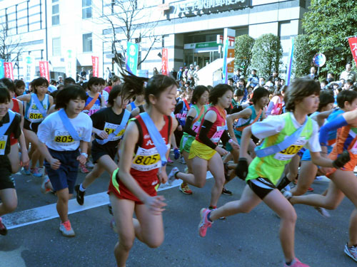 駅前郵便局前を駆け抜ける