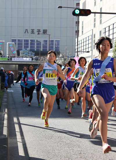 八王子駅を背景に