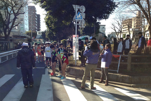 八木町公園中継所で第1区走者を待つ