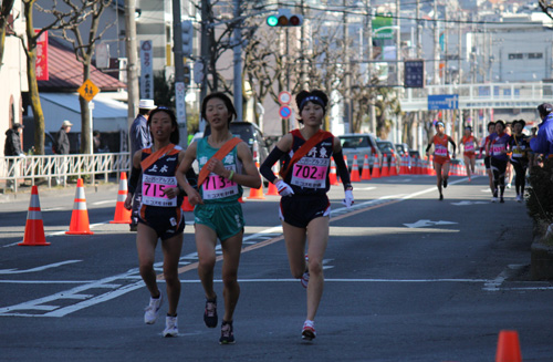 追分を走る女子の先頭