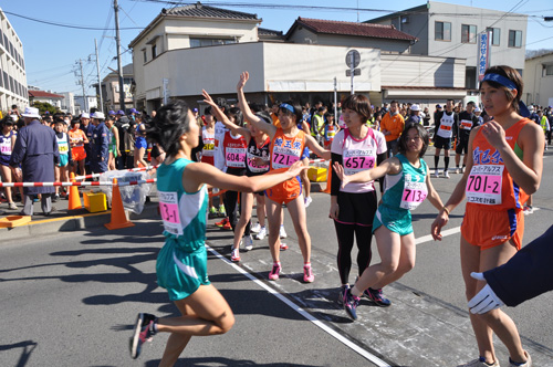 女子チームの中継