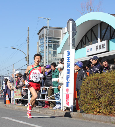 京王狭間駅前を走る大学男子の先頭