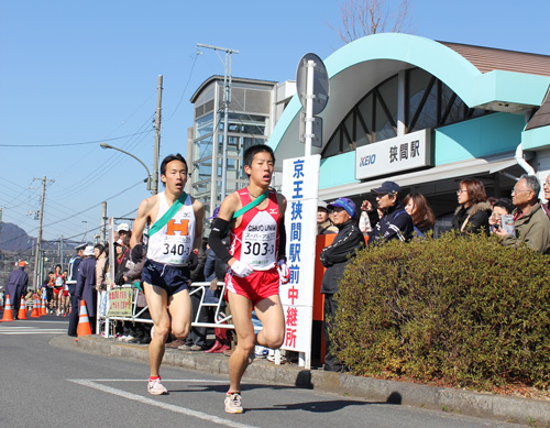 青空の駅前を駆ける第3区走者