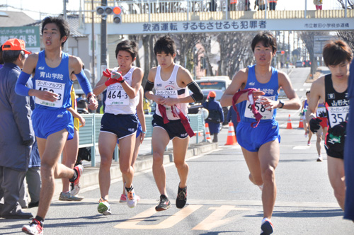 歩道橋をバックに