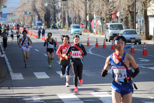 甲州街道を駆けるランナー