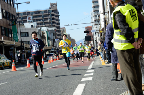 声援を受けて走る街道