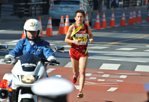 白バイの先導で駆ける先頭