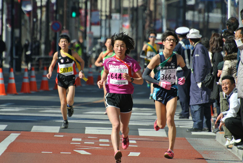 前を見て走るランナーたち