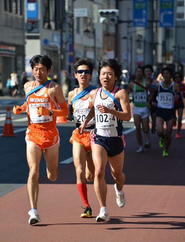 八日町での力強い走り