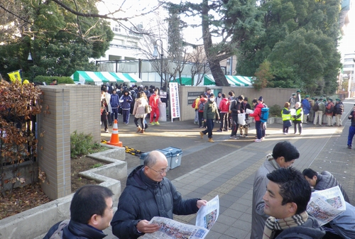 早朝の南多摩高校中等教育学校正門前