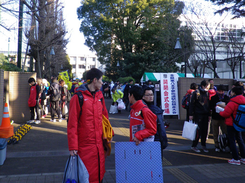 会場に続々集うランナー