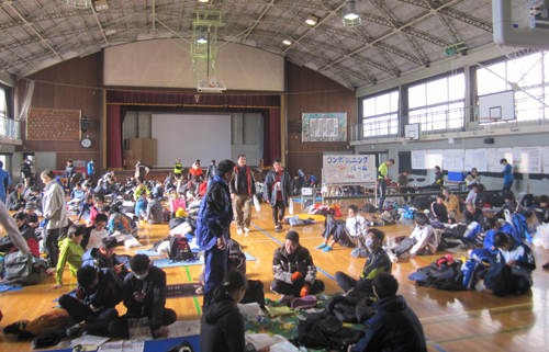 競技前の散田小学校体育館