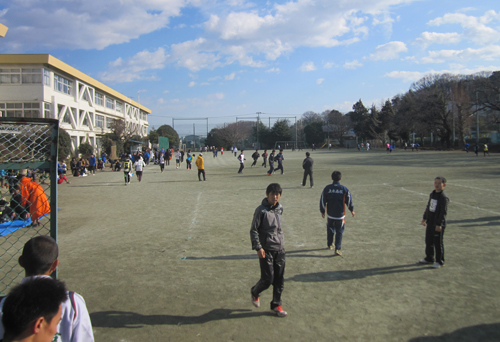 散田小学校校庭でのウォーミングアップ