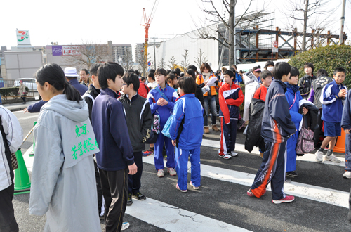 狭間駅前で出番を待つ