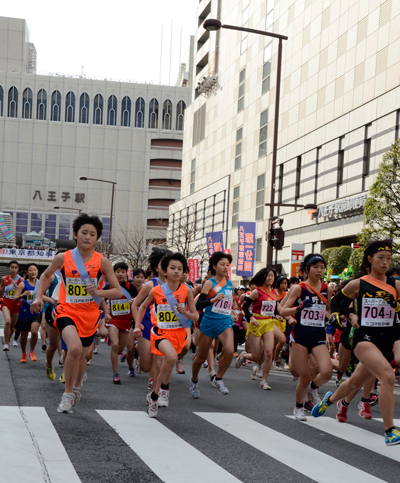 軽やかに走り出すランナー