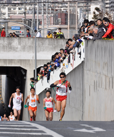 散田架道橋を駆け上がるランナー