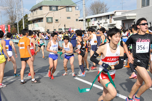 次々に第二区走者へ