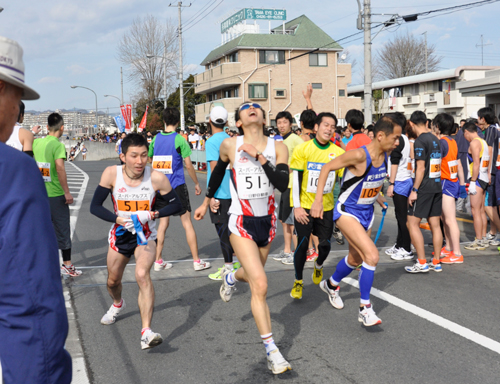 たすきを託して安堵