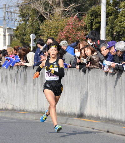 高校女子の先頭が中継所へ