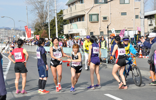 女子も次々に中継