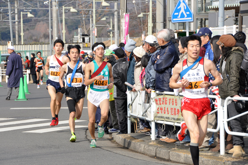 目の前を駆けていくランナー