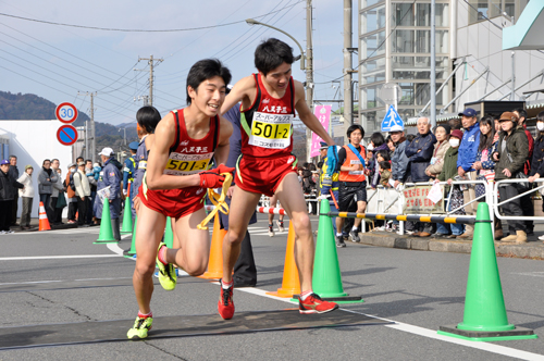 狭間駅前でたすきを渡す