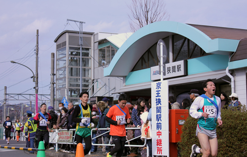 黙々と走る狭間駅前