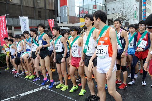 路上の第1区ランナー