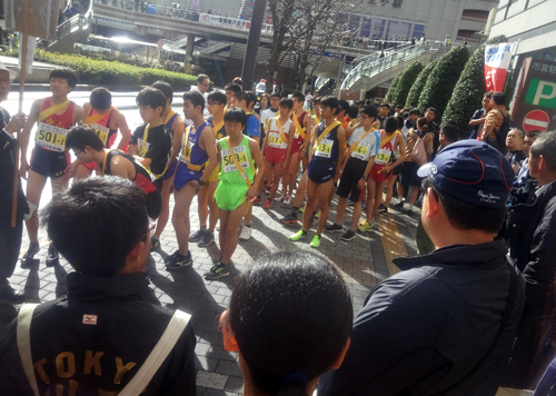 路上へ出る中学男子ランナー