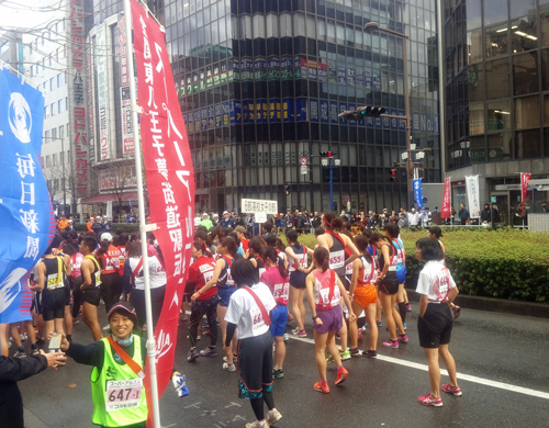 女子ランナーも路上へ