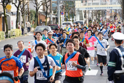 集団で公道を走る