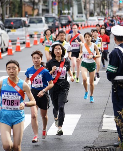 長く連なるランナー