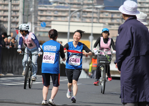 笑顔で次の走者へ