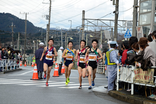 狭間駅前に駆けてくる第2区大学男子