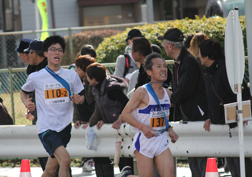 ふたたび散田へ駆けてきた第2区ランナー