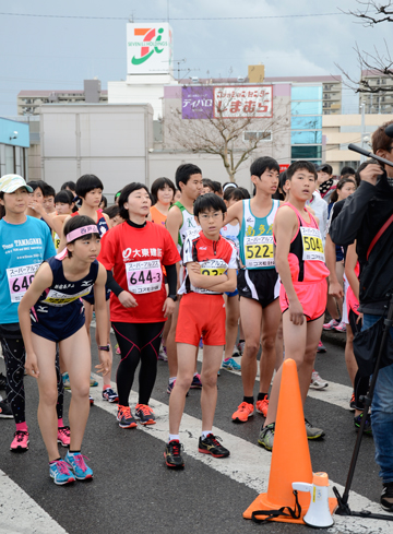 中継所で第2区走者を待つ