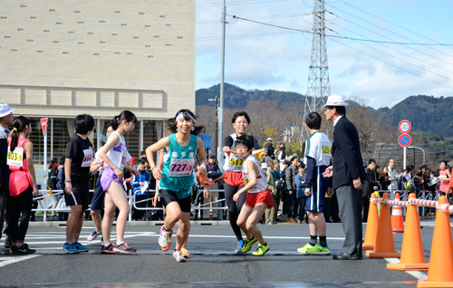 次々とたすきリレー