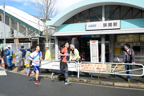 狭間駅前を駆け抜けて