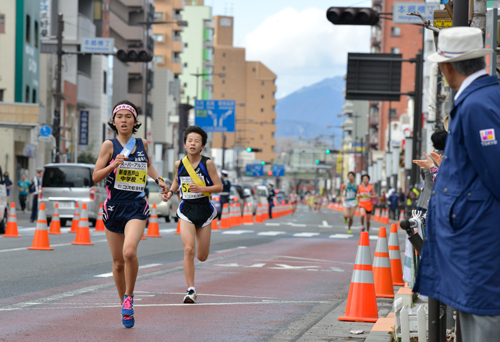 本郷横丁を駆ける中学女子特別招待校