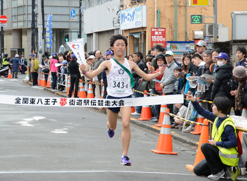 大学男子1位のフィニッシュ