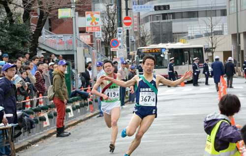 フィニッシュへ駆け込む