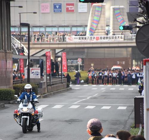 スタートを待つＪＲ八王子駅前