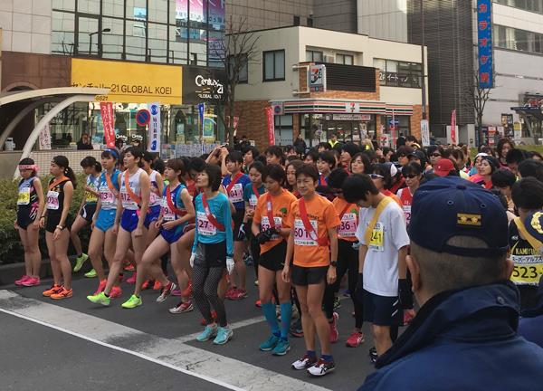 スタート前の女子と中学生ランナー