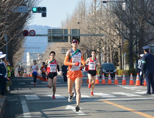 いちょう並木の街道を走る1