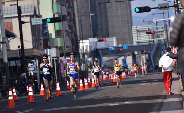 八木町を駆け行くランナー1