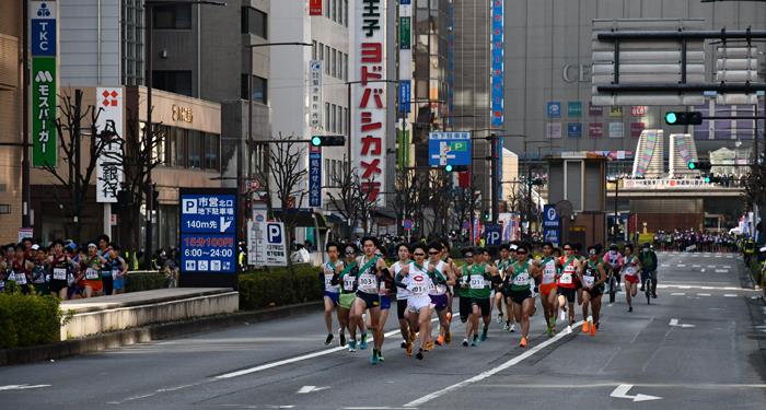 大学・高校男子　スタートから浅川大橋南交差点