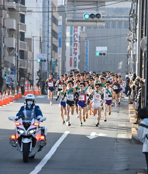 大学・高校男子　スタートから浅川大橋南交差点