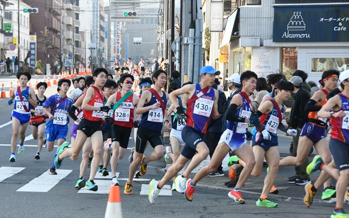 大学・高校男子　スタートから浅川大橋南交差点