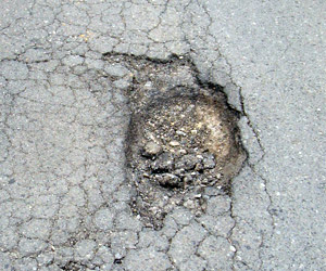 道路の穴の写真です。